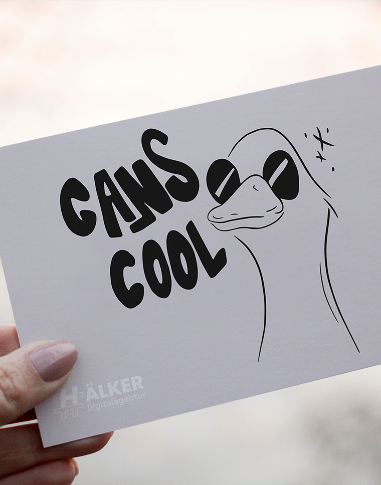 Hand hält Karte mit stilisierter Ente und Sonnenbrille, Text "CANS COOL", humorvolle Stimmung.