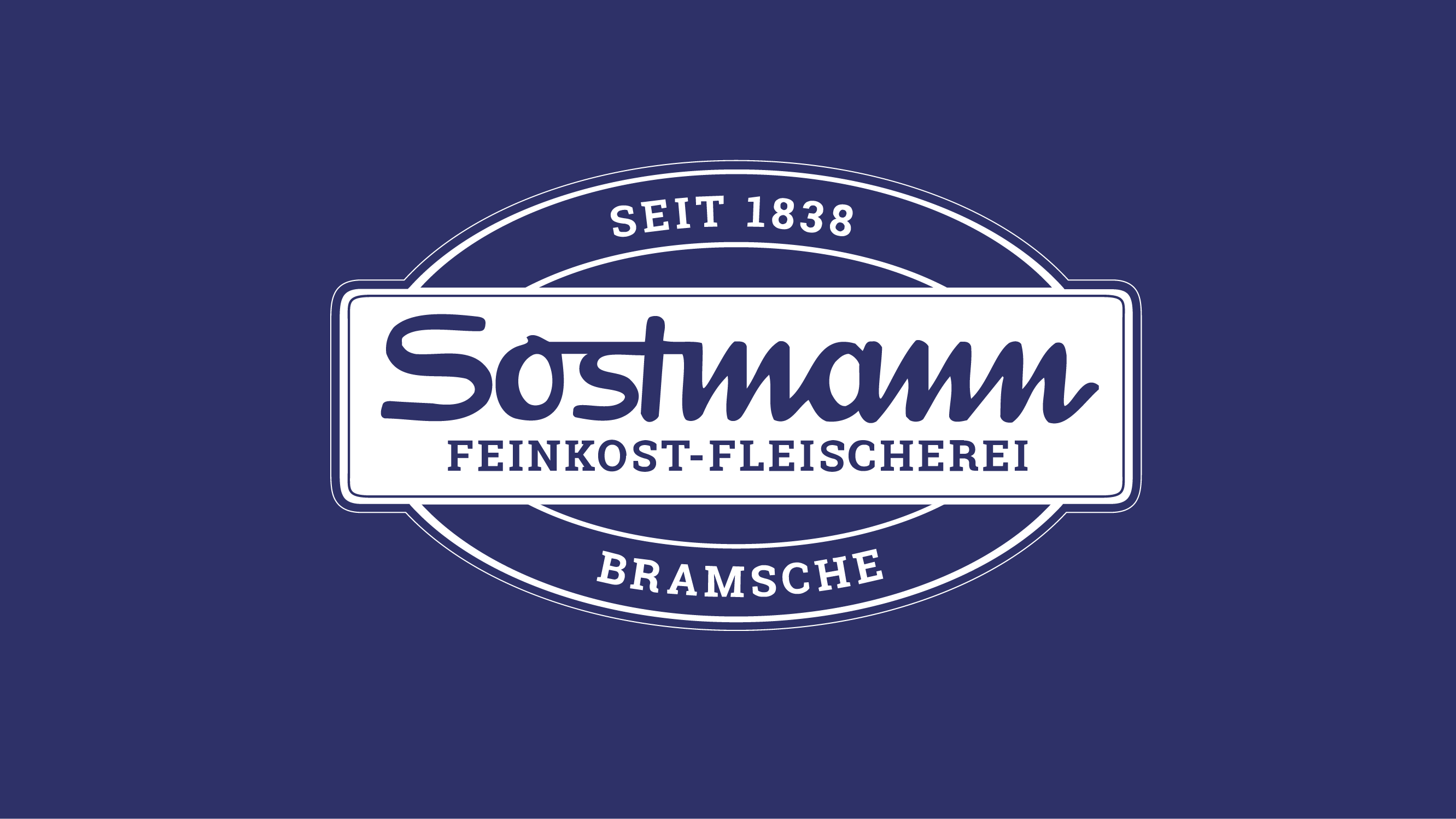 Logo der Feinkost-Fleischerei Sostmann, gegründet 1838, mit weißem Text auf dunkelblauem Hintergrund.
