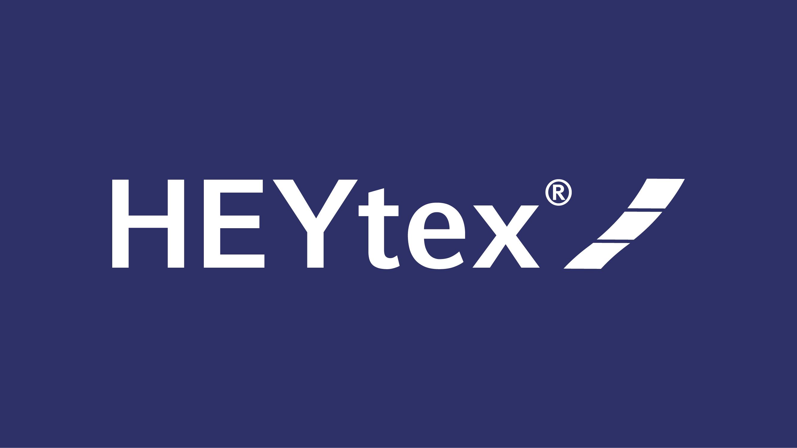 Logo auf dunkelblauem Hintergrund: Weißer "HEYtex" Schriftzug mit drei diagonalen Streifen daneben.