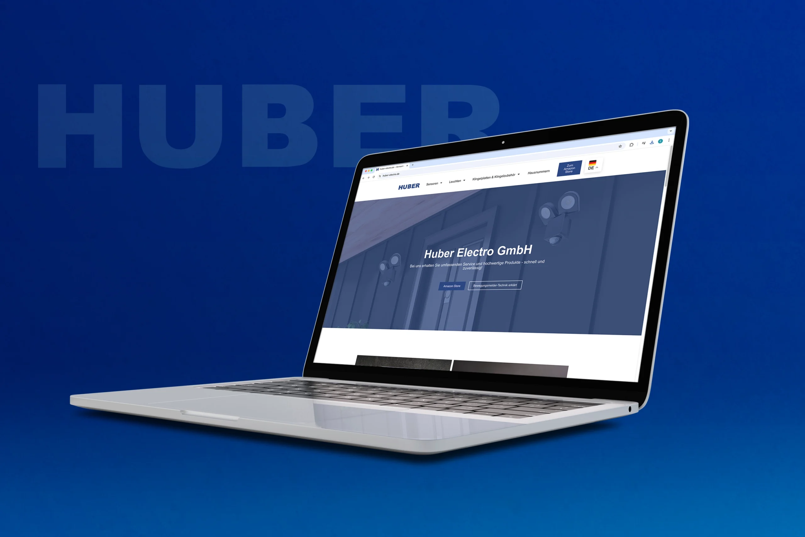 Ein Laptop zeigt die Webseite der Huber Electro GmbH vor einem blauen Hintergrund.