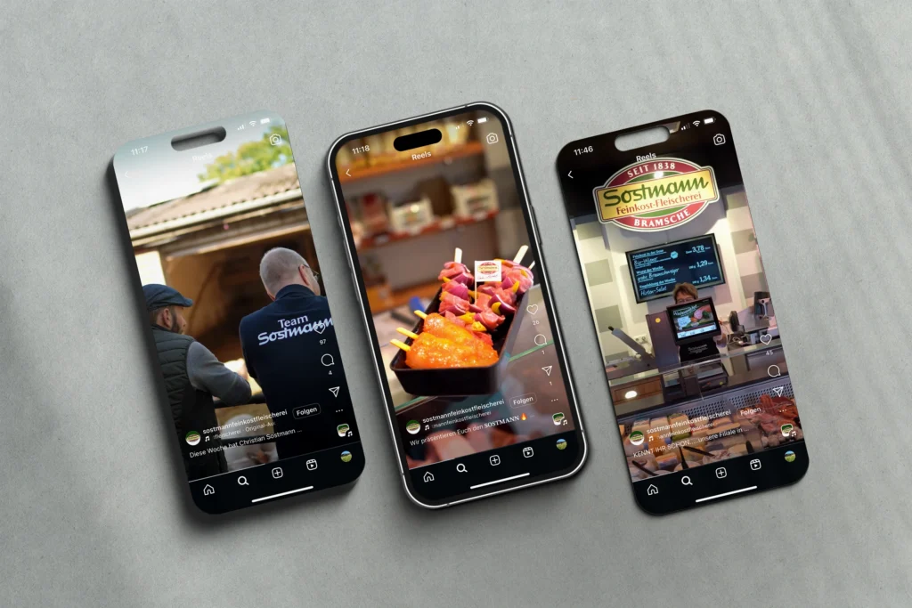 Drei Smartphones zeigen Instagram-Beiträge der Sostmann Feinkost-Fleischerei mit Team, Grillspießen und Verkaufsbereich.
