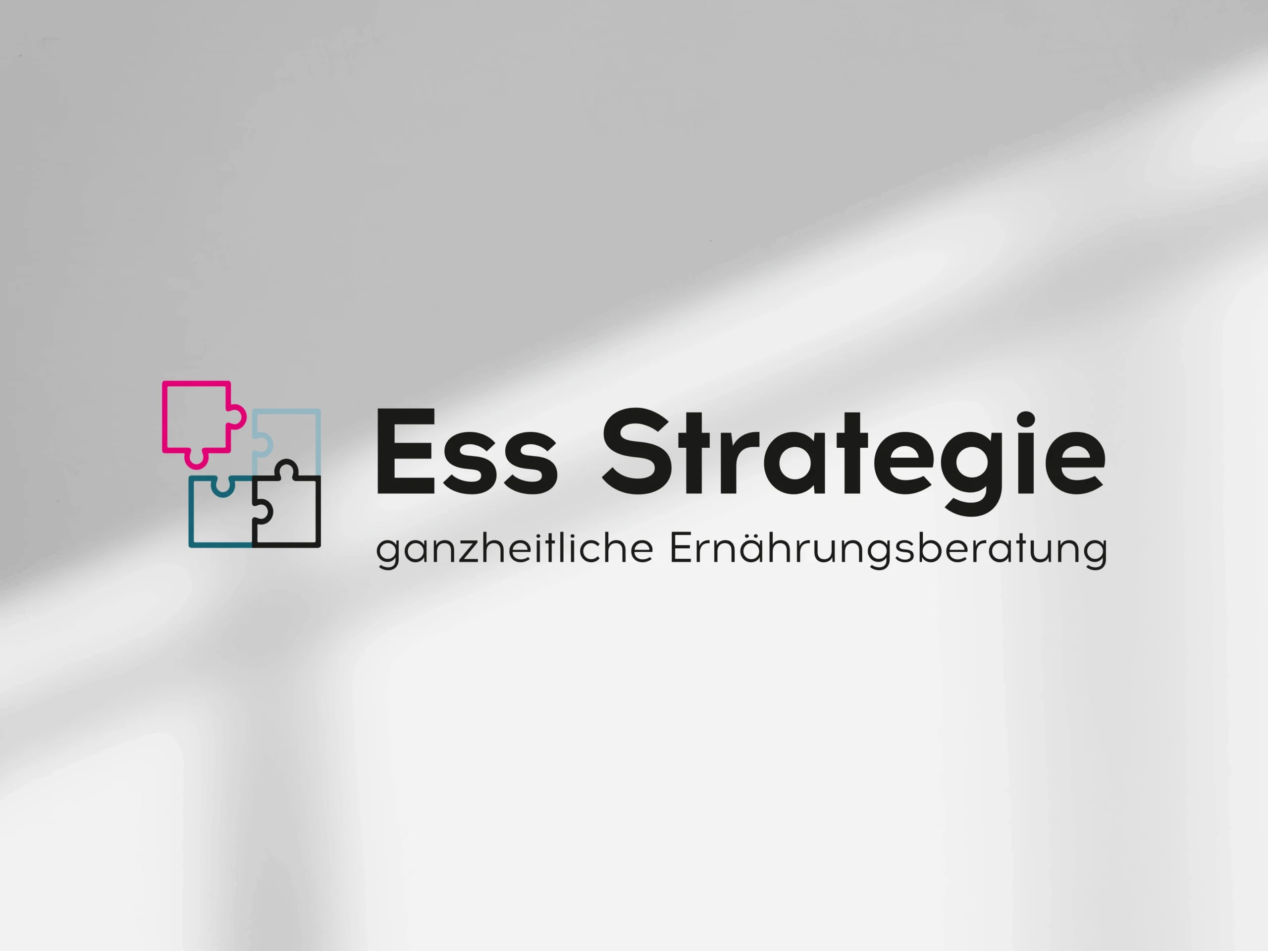 Logo mit "Ess Strategie", zwei Puzzleteile in Magenta und Hellblau, für ganzheitliche Ernährungsberatung.