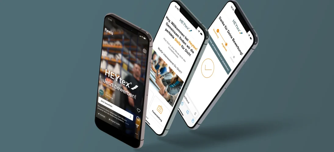 Drei schwebende Smartphones zeigen Job-App-Inhalte vor einem blaugrauen Hintergrund.
