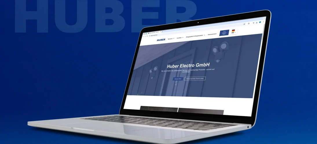 Ein Laptop zeigt die Webseite der Huber Electro GmbH vor einem blauen Hintergrund.