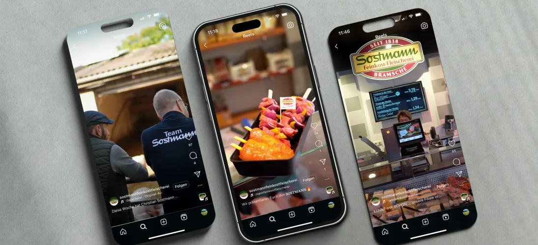 Drei Smartphones zeigen Instagram-Beiträge der Sostmann Feinkost-Fleischerei mit Team, Grillspießen und Verkaufsbereich.