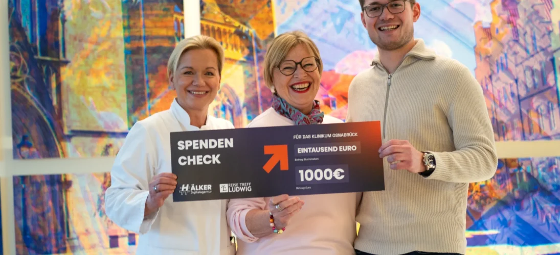 Drei Personen halten lächelnd einen großen Scheck über 1000 Euro für das Klinikum Osnabrück.